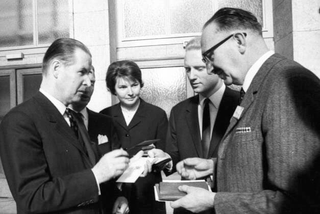 Die Bundesversammlung waehlte Gustav Heinemann ) SPD) 1969 DEU, Deutschland, Berlin: Die Bundesversammlung waehlte am 5.3.1969 in Berlin im dritten Wahlgang den neuen Bundespraesidenten Gustav Heinemann ) SPD) . Der CDU-Kandidat war Gerhard Schroeder ( CDU). Gerhard Schröder ( CDU) g.l. DEU, Germany, Berlin: The Federal Assembly elected the new Federal President Gustav Heinemann ( SPD ) in the third ballot on March 5, 1969 in Berlin. The CDU candidate was Gerhard Schroeder ( CDU ). *** The Federal Assembly elected Gustav Heinemann SPD 1969 DEU, Germany, Berlin The Federal Assembly elected the new Federal President Gustav Heinemann SPD in the third ballot on March 5, 1969 in Berlin The CDU candidate was Gerhard Schroeder CDU Gerhard Schrö