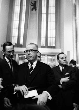 Die Bundesversammlung waehlte Gustav Heinemann ) SPD) 1969 DEU, Deutschland, Berlin: Die Bundesversammlung waehlte am 5.3.1969 in Berlin im dritten Wahlgang den neuen Bundespraesidenten Gustav Heinemann ) SPD) . Der CDU-Kandidat war Gerhard Schroeder ( CDU). DEU, Germany, Berlin: The Federal Assembly elected the new Federal President Gustav Heinemann ( SPD ) in the third ballot on March 5, 1969 in Berlin. The CDU candidate was Gerhard Schroeder ( CDU ). *** The Federal Assembly elected Gustav Heinemann SPD 1969 DEU, Germany, Berlin The Federal Assembly elected the new Federal President Gustav Heinemann SPD in the third ballot on March 5, 1969 in Berlin The CDU candidate was Gerhard Schroeder CDU DEU, Germany, Berlin The Federal Assembly
