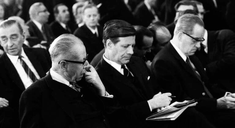 Die Bundesversammlung waehlte Gustav Heinemann ) SPD) 1969 DEU, Deutschland, Berlin: Die Bundesversammlung waehlte am 5.3.1969 in Berlin im dritten Wahlgang den neuen Bundespraesidenten Gustav Heinemann ) SPD) . Der CDU-Kandidat war Gerhard Schroeder ( CDU).Ludwig Rosenberg ( DGB) Gustav Heinemann ( , Helmut Schmidt, Herbert Wehner v.l.n.r. DEU, Germany, Berlin: The Federal Assembly elected the new Federal President Gustav Heinemann ( SPD ) in the third ballot on March 5, 1969 in Berlin. The CDU candidate was Gerhard Schroeder ( CDU ). *** The Federal Assembly elected Gustav Heinemann SPD 1969 DEU, Germany, Berlin The Federal Assembly elected the new Federal President Gustav Heinemann SPD in the third ballot on March 5, 1969 in Berlin Th