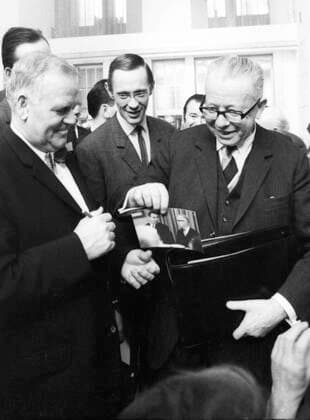 Die Bundesversammlung waehlte Gustav Heinemann ) SPD) 1969 DEU, Deutschland, Berlin: Die Bundesversammlung waehlte am 5.3.1969 in Berlin im dritten Wahlgang den neuen Bundespraesidenten Gustav Heinemann ) SPD) . Der CDU-Kandidat war Gerhard Schroeder ( CDU). Gustav Heinemann r. DEU, Germany, Berlin: The Federal Assembly elected the new Federal President Gustav Heinemann ( SPD ) in the third ballot on March 5, 1969 in Berlin. The CDU candidate was Gerhard Schroeder ( CDU ). *** The Federal Assembly elected Gustav Heinemann SPD 1969 DEU, Germany, Berlin The Federal Assembly elected the new Federal President Gustav Heinemann SPD in the third ballot on March 5, 1969 in Berlin The CDU candidate was Gerhard Schroeder CDU Gustav Heinemann r D
