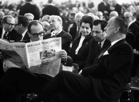 Die Bundesversammlung waehlte Gustav Heinemann ) SPD) 1969 DEU, Deutschland, Berlin: Die Bundesversammlung waehlte am 5.3.1969 in Berlin im dritten Wahlgang den neuen Bundespraesidenten Gustav Heinemann ) SPD) . Der CDU-Kandidat war Gerhard Schroeder ( CDU) Adolf von Thadden r. Lieselotte Funke ( FDP) 3.v.r. DEU, Germany, Berlin: The Federal Assembly elected the new Federal President Gustav Heinemann ( SPD ) in the third ballot on March 5, 1969 in Berlin. The CDU candidate was Gerhard Schroeder ( CDU ). *** The Federal Assembly elected Gustav Heinemann SPD 1969 DEU, Germany, Berlin The Federal Assembly elected the new Federal President Gustav Heinemann SPD in the third ballot on March 5, 1969 in Berlin The CDU candidate was Gerhard Schro