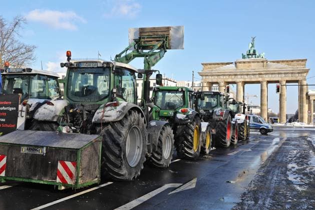 Bilder des Jahres 2021, News 02 Februar News Themen der Woche KW06 News Bilder des Tages Bauernproteste mit Traktoren auf der Straße des 17. Juni 10.02.2021 Bauernproteste mit Traktoren auf der Straße des 17. Juni 10.02.2021, im Hintergrund Brandenburger Tor Berlin Straße des 17. Juni, Berlin Berlin GER *** Peasant protests with tractors on the Straße des 17 Juni 10 02 2021 Peasant protests with tractors on the Straße des 17 Juni 10 02 2021, in the background Brandenburg Gate Berlin Straße des 17 Juni, Berlin Berlin GER