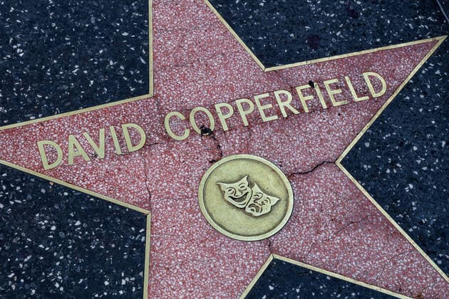 Hollywood Walk of Fame USA, United States of America, California, Los Angeles, 17.02.2020: Hollywood Boulevard, in den Gehweg sind rund 2700 Sterne eingelassen. Es werden Prominente geehrt, die eine wichtige Rolle in der amerikanischen Unterhaltungsindustrie spielten oder noch spielen. Kategorie Live Performance Theatre (Bühne). Stern für David Copperfield *** Hollywood Walk of Fame USA, United States of America, California, Los Angeles, 17 02 2020 Hollywood Boulevard, about 2700 stars are embedded in the sidewalk Celebrities are honored who played or still play an important role in the American entertainment industry Category Live Performance Theatre Stage Star for David Copperfield