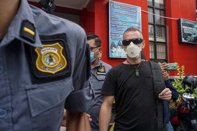 Bilder des Jahres 2021, Entertainment 02 Februar Entertainment Themen der Woche KW06 Entertainment Bilder des Tages February 10, 2021, Badung, Bali, Indonesia: DAVID TAYLOR (right) escorted by an Immigration Officer. DAVID TAYLOR, also known as DJ NUTZO , British citizen who killed a Bali Policeman WAYAN SUDIARSA in 2016 freed after jailed for 5 years in Kerobokan Prison. His girlfriend, SARA CONNOR, which both are sentenced for fatal group assault has been freed on July 2020. Badung Indonesia - ZUMAb245 20210210_zip_b245_003 Copyright: xDickyxBisinglasix