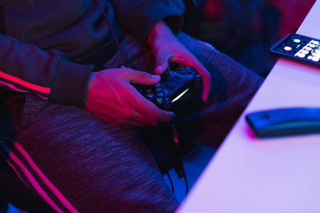IMAGO Creative: Sport Start-Up Video game time and internet stream. Quito, Pichincha, Ecuador CR_UMENSF210210-637954-01 ,model released, Symbolfoto