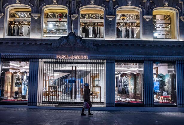 February 10, 2021, London, United Kingdom: A lady pass Dolce & Gabbana in London, UK on February 10, 2021 during the third nationwide lockdown. Dolce & Gabbana is an Italian luxury fashion house founded in 1985 in Legnano by Italian designers Domenico Dolce and Stefano Gabbana. London United Kingdom - ZUMAj323 20210210_zip_j323_014 Copyright: xMayxJamesx