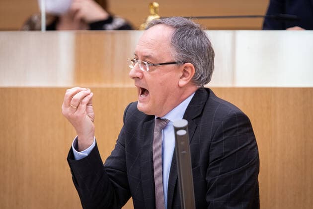Stuttgart Landtag von Baden Wuerttemberg Plenarsitzung 144. Sitzung Donnerstag 11. Februar 2021, 10:00 Uhr SPD Spitzenkandidat Andreas Stoch kritisiert die Politik von der Landesregierung und Winfried Kretschmann Landtag von Baden Wuerttemberg Plenarsitzung 144. Sitzung Donnerstag 11. Februar 2021, 10:00 Uhr, Regierungsinformation durch den Ministerpraesidenten im Nachgang der Konferenz der Bundeskanzlerin mit den Ministerpraesidentinnen und Ministerpraesidenten der Laender zur Corona-Pandemie *** Stuttgart State Parliament of Baden Wuerttemberg Plenary Session 144 Session Thursday 11 February 2021, 10 00 am SPD top candidate Andreas Stoch criticizes the policy of the state government and Winfried Kretschmann State Parliament of Baden W Copyright: xEibner-Pressefoto RogerxBuerkex