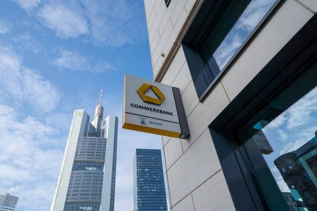 Deutschland - Hessen - Frankfurt - 11.02.2021 Impressionen aus Frankfurt Lockdown Verlängerung Logo der Commerzbank und im Hintergrund der Commerzbank Tower Impressionen aus Frankfurt *** Germany Hesse Frankfurt 11 02 2021 Impressions from Frankfurt Lockdown Extension Logo of Commerzbank and in the background the Commerzbank Tower Impressions from Frankfurt
