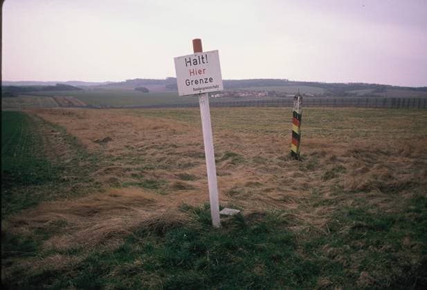Deutsch Deutsche Grenze Schild Halt hier Grenze - gruene Grenze zwischen der DDR und der BRD