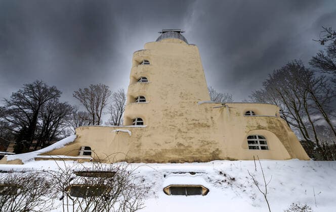 Tourismus Wetter Reisen 11.02.2021 Potsdam Landeshauptstadt Brandenburg Wissenschaftspark Albert Einstein auf dem Telegrafenberg Einsteinturm revolutionäres Bauwerk des Architekten Erich Mendelsohn Winter Winterwetter Lockdown Covid 19 Baustil Expressionismus Bauhaus Potsdam Brandenburg Deutschland *** tourism weather travel 11 02 2021 Potsdam state capital Brandenburg science park Albert Einstein on the Telegrafenberg Einstein tower revolutionary building of the architect Erich Mendelsohn winter winter weather lockdown covid 19 architectural style expressionism Bauhaus Potsdam Brandenburg Germany