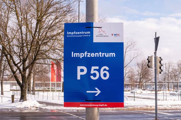 11.02.2021,Schönefeld,Brandenburg,Deutschland,GER, Flughafen Berlin Brandenburg Willy Brandt Terminal 5.Das Corona-Impfzentrum im Terminal M Abflug des alten Flughafen Schönefeld und jetzigen Flughafen BER.