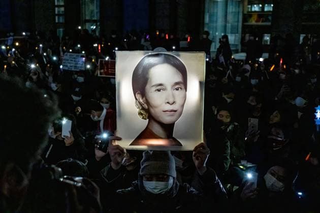 Bilder des Jahres 2021, News 02 Februar News Themen der Woche KW06 News Bilder des Tages February 11, 2021, Tokyo, Japan: A protester holding an illuminated portrait of Aung San Suu Kyi, during the demonstration..Burmese demonstrators gathered at United Nations University demanding Myanmar leader, Aung San Suu Kyi detained in the middle of a military coup be set free and called on the international body to further condemn Myanmar military™s actions. Tokyo Japan - ZUMAs197 20210211_zaa_s197_105 Copyright: xViolaxKamx