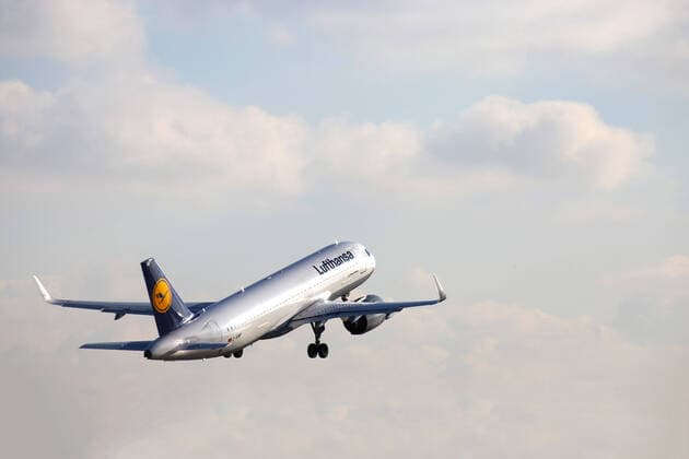 Ein Passagierflugzeug der Lufthansa startet am Flughafen Frankfurt