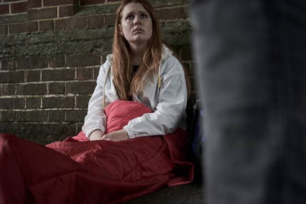 IMAGO Creative: Gesellschaft, Armut Vulnerable Homeless Teenage Girl Sleeping On The Street ,model released, Symbolfoto ,property released Copyright: xHighwaystarz LOOPxIMAGESx HSZ09919RF17035