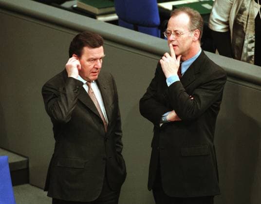 Bundeskanzler Gerhard SCHROEDER und Bundesverteidigungsminister Rudolf SCHARPING , alle SPD , im Bundestag , 14.04.2000 *** Federal Chancellor Gerhard SCHROEDER and Federal Minister of Defence Rudolf SCHARPING , all SPD , in the Bundestag , 14 04 2000