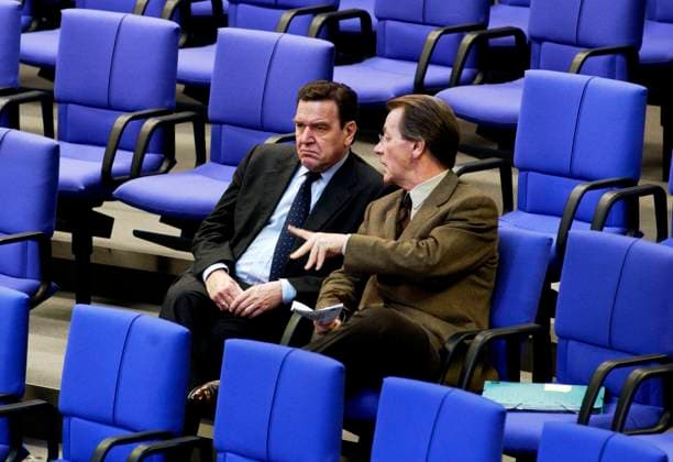 Bundeskanzler Gerhard SCHROEDER , SPD , und Franz MUENTEFERING , Generalsekretaer der SPD , im Bundestag am 27.11.2001 *** Federal Chancellor Gerhard SCHROEDER , SPD , and Franz MUENTEFERING , Secretary General of the SPD , in the Bundestag on 27 11 2001