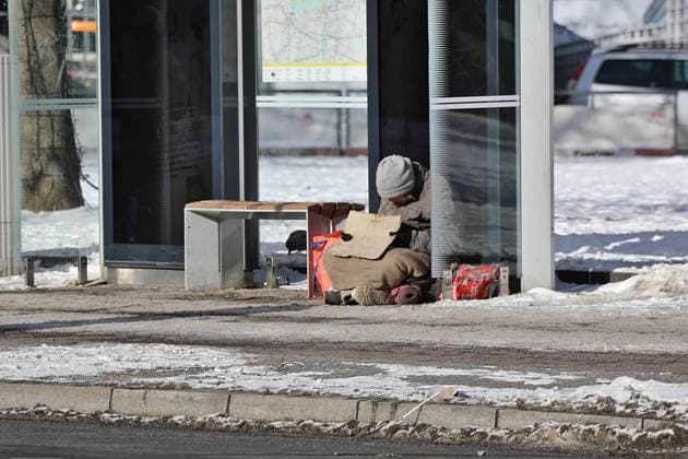 Obdachloser an einer Bushaltestelle kauernd bei Schnee im Winter Obdachloser an einer Bushaltestelle kauernd bei Schnee im Winter Berlin Berlin Berlin GER *** Homeless man crouching at a bus stop in the snow in winter Homeless man crouching at a bus stop in the snow in winter Berlin Berlin GER