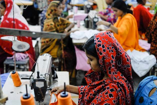 Bangladesh, Textile industry BANGLADESH , Dhaka, textile production, textile factory produce cheap textiles for export for western discounter *** BANGLADESCH , Dhaka, Textilfabrik produziert billige Textilien fuer den Export fuer westliche Textildiscounter Dhaka Bangladesh