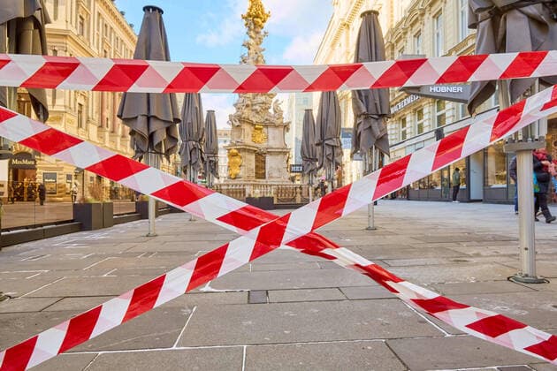 - Wien 12.02.2021 - Coronavirus Krise - Nach dem rund 6 Wochen dauernden österreichweiten 3. harten Lockdown dürfen seit 5 Tagen Einkaufszentren, Friseure und Geschäfte unter strengen Vorgaben wieder aufmachen.Trotz eisiger Kälte waren auch heute viele auf Schnäppchenjagd in den Wiener Einkaufsstrassen. PHOTO: Wie hier Am Graben in der Wiener Innenstadt bleibt die gesamte Gastronomie weiterhin geschlossen auch wenn der Handel wieder aufgesperrt hat. Vienna, Austria - Coronavirus Crisis - Coronavirus crisis - After the Austria-wide, 3rd hard lockdown, which lasted around 6 weeks, shopping centers, hairdressers and shops have been allowed to reopen under strict guidelines since 5 days. Despite the freezing cold, many were still hunting 