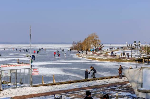 IMAGO Creative, Jahreszeit Winter, Eislaufen Das Steinhuder Meer ist im Uferbereich zugefroren, aber nicht offiziell freigegeben Trotzdem laufen viele Leute auf die Eisfläche. Wunstorf, 12.02.2021 *** The Steinhuder Meer is frozen in the shore area, but not officially released Nevertheless, many people skate on the ice surface Wunstorf, 12 02 2021 Foto:xP.xGrafx xFuturexImage