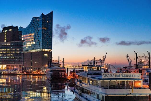 Elbphilharmonie in Hamburg - Hamburger Hafen an den St. Pauli Landungsbrücken mit Blick in Richtung Hafencity - Die Elphi bei Sonnenaufgang während des coronabedingten Lockdowns im Februar 2021 -;Elbphilharmonie in Hamburg - Hamburger Hafen an den St. Pauli Landungsbrücken mit Blick in Richtung Hafencity - Die Elphi bei Sonnenaufgang während des coronabedingten Lockdowns im Februar 2021 -, Hamburg Hamburg Deutschland Baumwall - Vorsetzen