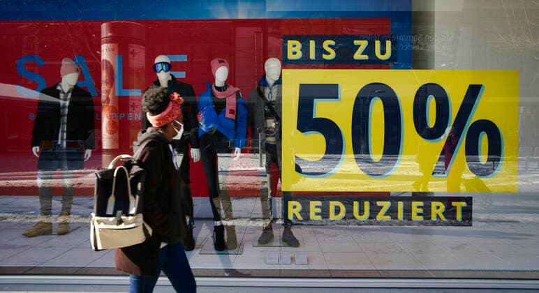 Rabattschlacht in Schaufenster, Peek und Cloppenburg, SALE, Preisnachlässe, Corona-Krise, Stuttgart, Baden-Württemberg, Deutschland Einzelhandel