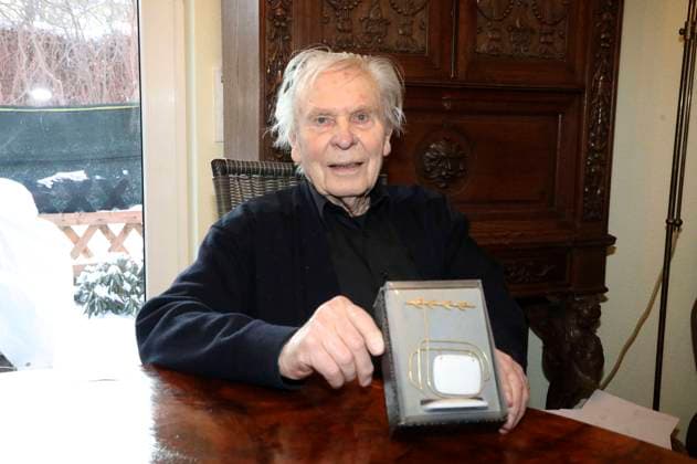 Klaus Gendries mit dem Fernsehpreis 1985 DDR Deutscher Fernsehfunk , auch Fernsehlorbeer genannt, bei der Aufzeichnung der Fernsehsendung zum 100. Geburtstag von Herbert Köfer. Berlin, 10.02.2021 *** Klaus Gendries with the television award 1985 GDR German television broadcasting, also called television laurel, during the recording of the television broadcast for the 100th birthday of Herbert Köfer Berlin, 10 02 2021 Foto:xM.xWehnertx xFuturexImage