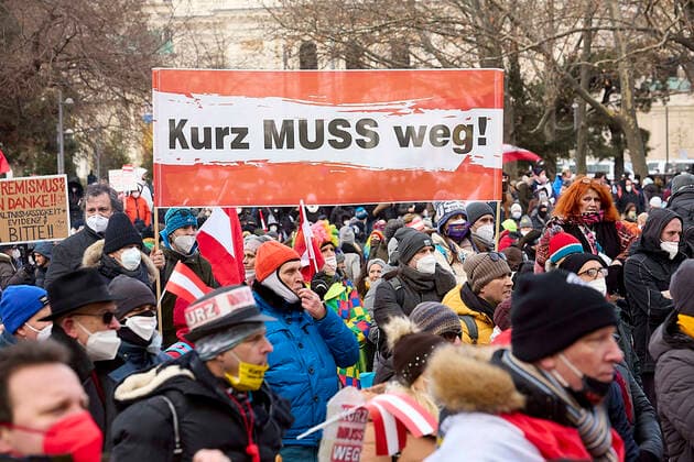Bilder des Jahres 2021, News 02 Februar News Themen der Woche KW06 News Bilder des Tages - Wien 13.02.2021 - Coronavirus Krise - Heute kam es, trotz wiederholter Demonstrationsverbote, in Wien zu Kundgebungen gegen die Coronamaßnehmen der Regierung. tausende Demonstranten versammelten sich zuerst am Karlsplatz vor der Karlskirche und marschierten dann durch die Innenstadt wobei die Polizei mehrfach vergeblich versucht hat den Demonstrationszug aufzuhalten. Die Abstandsregeln sowie die Maskenpflicht wurden nicht von allen Teilnehmer beachtet. Die Polizei war mit einem Grossaufgebot im Einsatz und es gab zahlreiche Anzeigen. PHOTO: Die Demonstranten auf dem Karlsplatz. Vienna, Austria - Coronavirus Crisis - Today, despite repeated bans on demonstrations, there were rallies in Vienna against the government s corona measures. 