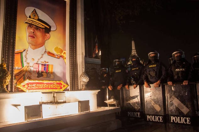 Bilder des Jahres 2021, News 02 Februar News Themen der Woche KW06 News Bilder des Tages February 13, 2021, Bangkok, Thailand: Riot police wearing face masks stand on guard next to a portrait of Thailand King Maha Vajiralongkorn (Rama X) outside the Royal Grand Palace during the demonstration..Protesters gather at the Democracy Monument before marching to the Bangkok City Pillar Shrine near the Royal Grand Palace to demanding to reform the monarchy and abolish the lese majesty law (article 112 of the Thai criminal code) and release 4 Activists (Somyot Pruksakasemsuk,Patiwat Saraiyam,Parit Penguin Chivarak and Anon Nampa) who were arrested by the lese majeste law Bangkok Thailand - ZUMAs197 20210213_zaa_s197_191 Copyright: xPeeraponxBoonyakiatx