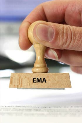 Stempel, Holzstempel, Aufschrift: EMA, European Medicines Agency, Zulassungsbehörde für Medikamente, Impfstoffe, Europäische Arzneimittel-Agentur, McPKST