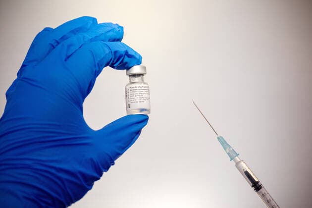 Duesseldorf, Deutschland 02. Februar 2021: Eine Ampulle mit dem Impfstoff gegen Covid-19 von Pfizer-BioNTech wird in der linken Hand gehalten und die Spritze mit dem aufgezogenen Impfstoff Nordrhein Westfalen Copyright: xFotostandx xWundrigx