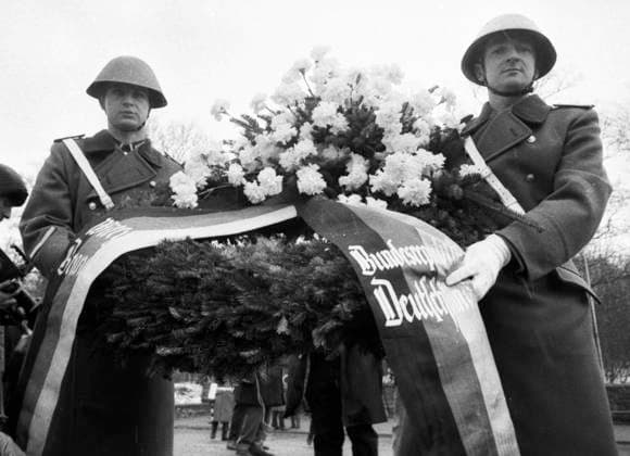 1.Treffen Willy Brandt und Willi Stoph 1970 DEU, Deutschland, Erfurt: Das 1.Treffen Willy Brandt (Bundeskanzler der BRD) und Willi Stoph ( MP der DDR) in Erfurt am 19.7.1970 wurde gepraegt von einer freundlichen Anteilnahme der Bevoelkerung am Besuch. DEU, Germany, Erfurt: The 1st meeting of Willy Brandt (Chancellor of the FRG) and Willi Stoph (MP of the GDR) in Erfurt on 19.7.1970 was marked by a friendly participation of the population in the visit. DDR-Thüringen