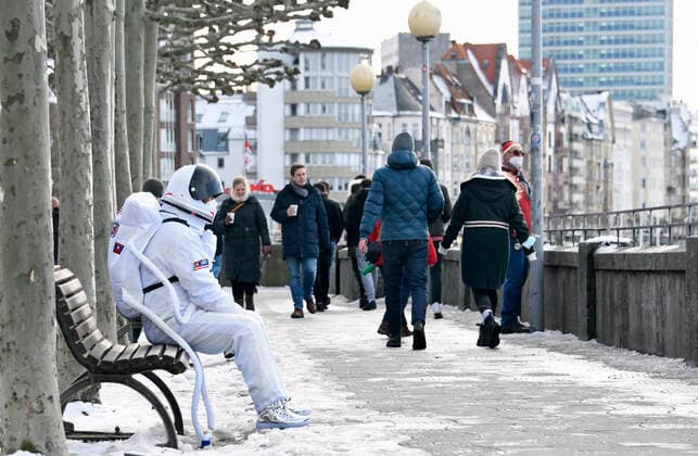 Bilder des Jahres 2021, News 02 Februar News Themen der Woche KW06 News Bilder des Tages Ein einsamer Karnevalist als Astronaut verkleidet am Karnevals-Sonntag auf einer Bank in der Düsseldorfer Altstadt. *** A lonely carnivalist dressed as an astronaut on carnival sunday on a bench in the old town of Düsseldorf