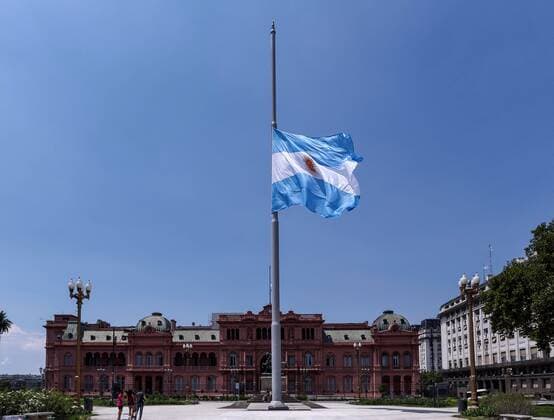 Bilder des Jahres 2021, News 02 Februar News Themen der Woche KW06 News Bilder des Tages View of the Argentine flag at half mast after the death of former President Carlos Saul Menem, at the Plaza de Mayo in Buenos Aires, Argentina, 14 February 2021. The Argentine President, Alberto Fernandez, expressed his deep regret and decreed three days of mourning for the death of former President Carlos Menem (1989-1999) at the age of 90, which occurred this Sunday. Argentine President regrets death of Menem and decrees three days of mourning !ACHTUNG: NUR REDAKTIONELLE NUTZUNG!  Copyright: xJuanxIgnacioxRoncoronix AME5680 20210214-637489278978534120