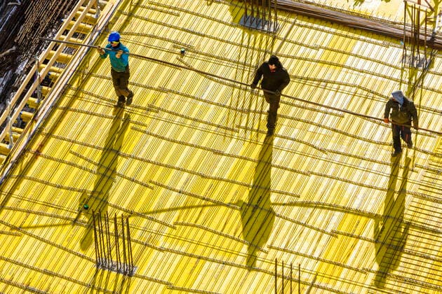 IMAGO Creative: 2021 Favoriten IMAGO Creative: Corporate: Klimaschutz, Digitalisierung und Urbanisierung IMAGO Creative: Klimawandel - Grüne Erholung construction worker install reinforcement braiding for a ceiling, construction site, project Danube Flats Wien, Vienna Wien Austria