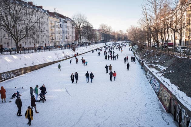 Bilder des Jahres 2021, News 02 Februar News Themen der Woche KW06 News Bilder des Tages Menschen laufen auf dem zugefrorenen Landwehrkanal in Berlin Neukoelln. Durch anhaltenden Frost wurde der Kanal zu einer Spazierstrasse. Foto: bildgehege Spaziergang auf dem Eis *** People walking on the frozen Landwehrkanal in Berlin Neukoelln Due to persistent frost the canal became a walking street Foto bildgehege Walking on the ice