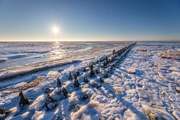 Norderney. 07 FEB 2021. Kalter Winter auf den ostfriesischen Inseln. Eis und Schnee am Ostende von Norderney. Wintersonne bei klarem Himmel. OSTFRIESLAND. Ostfriesische Inseln. *** Norderney 07 FEB 2021 Cold winter on the East Frisian Islands Ice and snow at the east end of Norderney Winter sun under clear sky EAST FRISIA East Frisian Islands Copyright: JanisMEYER Priller&MAUG JMY6F7929X
