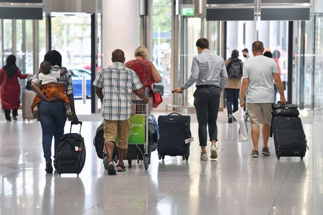 Corona Urlaub Ostern Fassungslosigkeit nach der fruehen Reisewarnung Archivfoto: Kostenlose Corona Tests an deutschen Flughaefen,so wie hier am Flughafen Franz Josef Strauss in Muenchen am 24.08.2020. Reisende mit Mundschutz,Maske und Gepaeck nach der Ankunft. Ankommende Passagiere bekommen am Flughafen ab sofort einen kostenlosen Corona-Test. Es ist ein freiwilliges Angebot - ueber verpflichtende Tests von Rueckkehrern aus Risikogebieten wird weiter diskutiert. Reisende, die aus dem Urlaub zurueckkommen, koennen sich kostenlos auf das Coronavirus testen lassen.