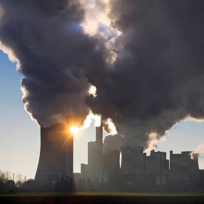 IMAGO Creative: Klimawandel - Grüne Erholung Das mit Braunkohle betriebene Kraftwerk Niederaussem, Deutschland, Nordrhein-Westfalen, Bergheim The Niederaussem lignite-fired power station, Germany, North Rhine-Westphalia, Bergheim BLWS638173 *** The Niederaussem lignite-fired power station, Germany, North Rhine Westphalia, Bergheim The Niederaussem lignite-fired power station, Germany, North Rhine Westphalia, Bergheim BLWS638173 Copyright: xblickwinkel S.xZiesex