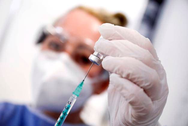Impfzentrum Schoenefeld Schoenefeld, DEU, 15.02.2021 - Spritze wird mit dem Covid19 Biontech Pfizer Impfstoff befuellt, im Impfzentrums am Terminal 5 des BER Flughafens. Schoenefeld Brandenburg Deutschland
