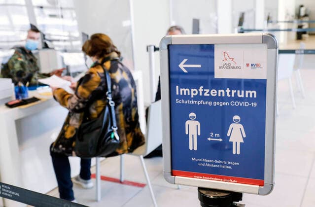 News Themen der Woche KW07 News Bilder des Tages Impfzentrum Schoenefeld Schoenefeld, DEU, 15.02.2021 - Impfzentrums im Terminal 5 des BER Flughafens. Schoenefeld Brandenburg Deutschland