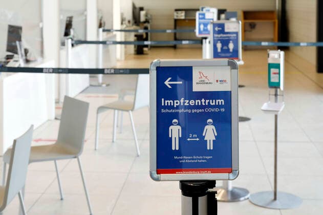 Impfzentrum Schoenefeld Schoenefeld, DEU, 15.02.2021 - Impfzentrums im Terminal 5 des BER Flughafens. Schoenefeld Brandenburg Deutschland