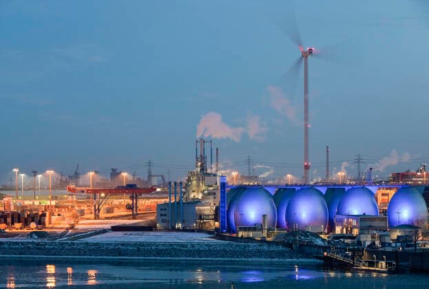 IMAGO Nature: Unsere Erde, Umweltverträgliche Herausforderungen des 21. Jahrhunderts, Methan Germany Hamburg Energie GERMANY Hamburg, sewage treatment plant of company Hamburg Water process sewage and sludge to biogas for supply to the public gas grid *** DEUTSCHLAND, Hamburg, Nordex Windturbine und Biogasanlage auf dem Klaerwerk Koehlbrandhoeft, Staedtischer Energieversorger Hamburg Energie ein Tochterunternehmen von Hamburg Wasser, speist aufbereitetes Faulgas aus Abwasser und Klaerschlamm ins Erdgasnetz ein, die Anlage wird jaehrlich 18 Millionen Kilowattstunden Biomethan einspeisen, damit koennen 3.600 Tonnen CO2 pro Jahr eingespart und bis zu 62.000 Kunden mit Biogas versorgt werden Hamburg Germany