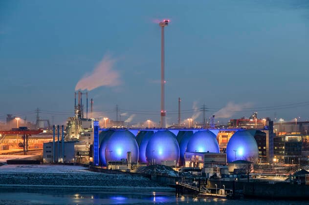 IMAGO Nature: Unsere Erde, Energiequellen, Biomasse Germany Hamburg Energie GERMANY Hamburg, sewage treatment plant of company Hamburg Water process sewage and sludge to biogas for supply to the public gas grid *** DEUTSCHLAND, Hamburg, Nordex Windturbine und Biogasanlage auf dem Klaerwerk Koehlbrandhoeft, Staedtischer Energieversorger Hamburg Energie ein Tochterunternehmen von Hamburg Wasser, speist aufbereitetes Faulgas aus Abwasser und Klaerschlamm ins Erdgasnetz ein, die Anlage wird jaehrlich 18 Millionen Kilowattstunden Biomethan einspeisen, damit koennen 3.600 Tonnen CO2 pro Jahr eingespart und bis zu 62.000 Kunden mit Biogas versorgt werden Hamburg Germany