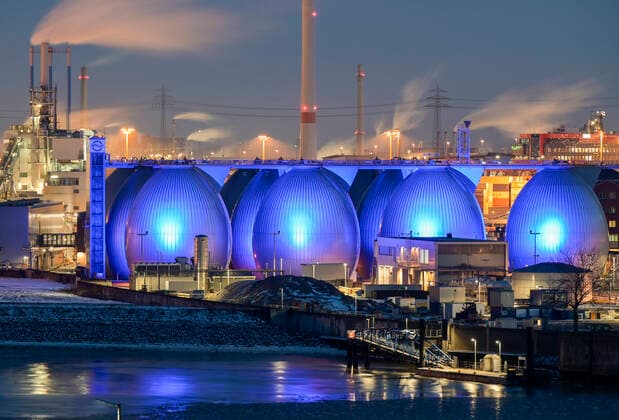 Germany Hamburg Energie GERMANY Hamburg, sewage treatment plant of company Hamburg Water process sewage and sludge to biogas for supply to the public gas grid *** DEUTSCHLAND, Hamburg, Nordex Windturbine und Biogasanlage auf dem Klaerwerk Koehlbrandhoeft, Staedtischer Energieversorger Hamburg Energie ein Tochterunternehmen von Hamburg Wasser, speist aufbereitetes Faulgas aus Abwasser und Klaerschlamm ins Erdgasnetz ein, die Anlage wird jaehrlich 18 Millionen Kilowattstunden Biomethan einspeisen, damit koennen 3.600 Tonnen CO2 pro Jahr eingespart und bis zu 62.000 Kunden mit Biogas versorgt werden Hamburg Germany