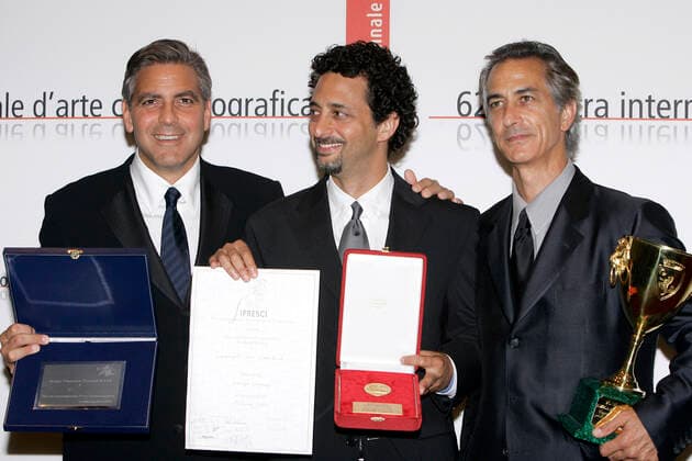 George Clooney und Grant Heslov mit dem Osella Preis für das beste Drehbuch zu Good Night, and Good Luck. und David Strathairn mit dem Coppa Volpi für den besten Darsteller in Good Night, and Good Luck. beim Photocall mit den Preisträgern der Biennale di Venezia 2005 62. Internationale Filmfestspiele von Venedig im Palazzo del Casino. Venedig, 10.09.2005 *** George Clooney and Grant Heslov with the Osella Award for Best Screenplay for Good Night, and Good Luck and David Strathairn with the Coppa Volpi for Best Actor in Good Night, and Good Luck at the Photocall with the winners of the Biennale di Venezia 2005 62 Venice International Film Festival at the Palazzo del Casino Venice, 10 09 2005 Foto:xD.xBedrosianx xFuturexImage