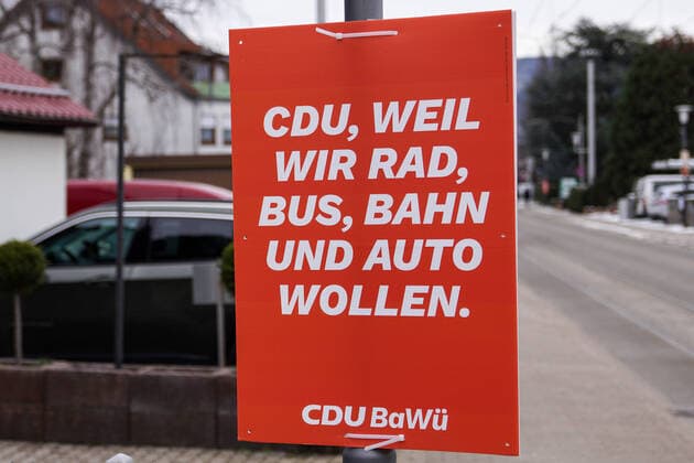 Ein Wahlplakat zur Wahl für den Landtag von Baden-Württemberg am 14. März, das Foto zeigt ein Plakat der Partei CDU (Christlich Demokratische Union Deutschlands) mit dem Slogan: CDU, weil wir Rad, Bus, Bahn und Auto wollen. , die CDU will in der Verkehrspolitik alles, Wahlkampf in Deutschland, Symbolfoto, Symbolbild, Symbol, 15.02.2021, Heidelberg (Deutschland), Politik, Landtagswahl 2021 in Baden-Württemberg, Wahlplakate