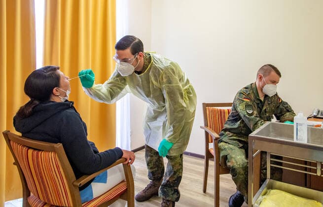 In einer Seniorenresidenz in Achim führen Soldaten der Bundeswehr Corona Antigen Schnelltests durch. FOTO (C): Björn Hake, Achim Deutschland Copyright: xBjörnxHakex