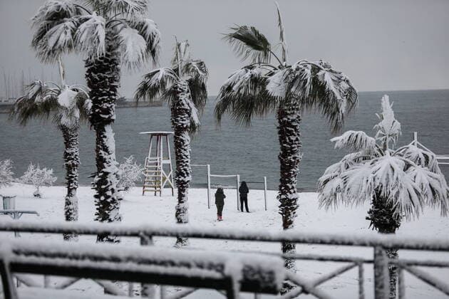 Bilder des Jahres 2021, News 02 Februar News Themen der Woche KW07 February 16, 2021, Athens, Greece: Snow has even cover the beach. Unusually heavy snowfall has blanketed central Athens, with authorities warning residents particularly in the Greek capital s northern and eastern suburbs to avoid leaving their homes. Athens Greece - ZUMAe114 20210216_zaa_e114_012 Copyright: xEurokinissix