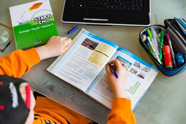 16.02.2021, Wie lange geht das Homeschooling noch? Seit kurz vor Weihnachten sind die Schülerinnen und Schüler bereits im Homeschooling. In Bayern fallen aktuell die Faschingsferien Winterferien aus. Wann dürfen die Kinder endlich wieder in die Schule gehen? Hier ein Junge der gerade seine Aufgaben macht. Bad Brückenau Medien Service Müller UG Bayern Deutschland